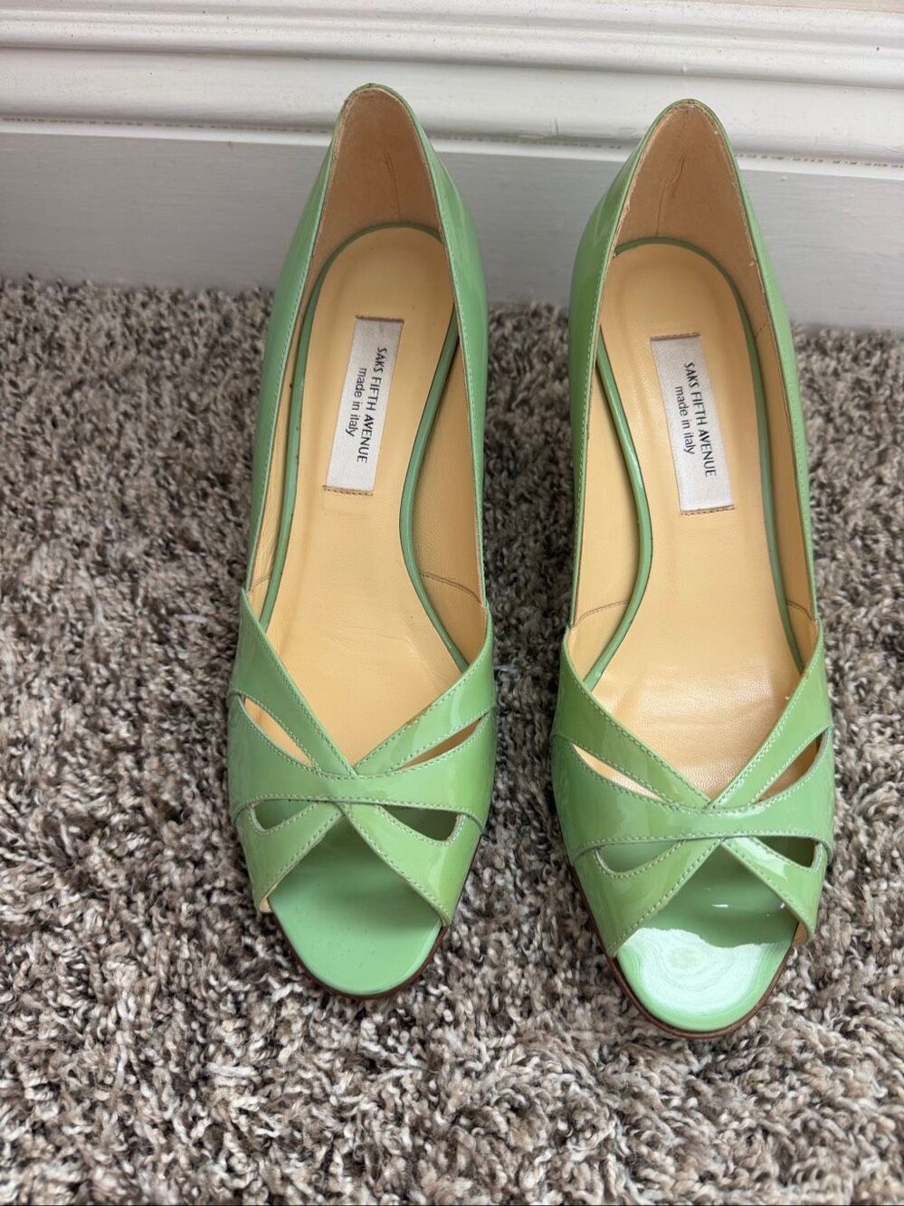 Saks Fifth Avenue Vero Cuoio Green Kitten Heels Size 8.5 shoe.